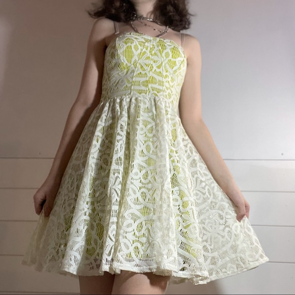 Green and lace party dress - Picture 7 of 12